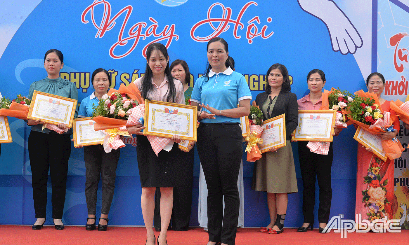Trao giải Nhất cuộc thi ý tưởng khởi nghiệp sáng tạo của chị Thái Hồng Trúc (đơn vị huyện Gò Công Tây).