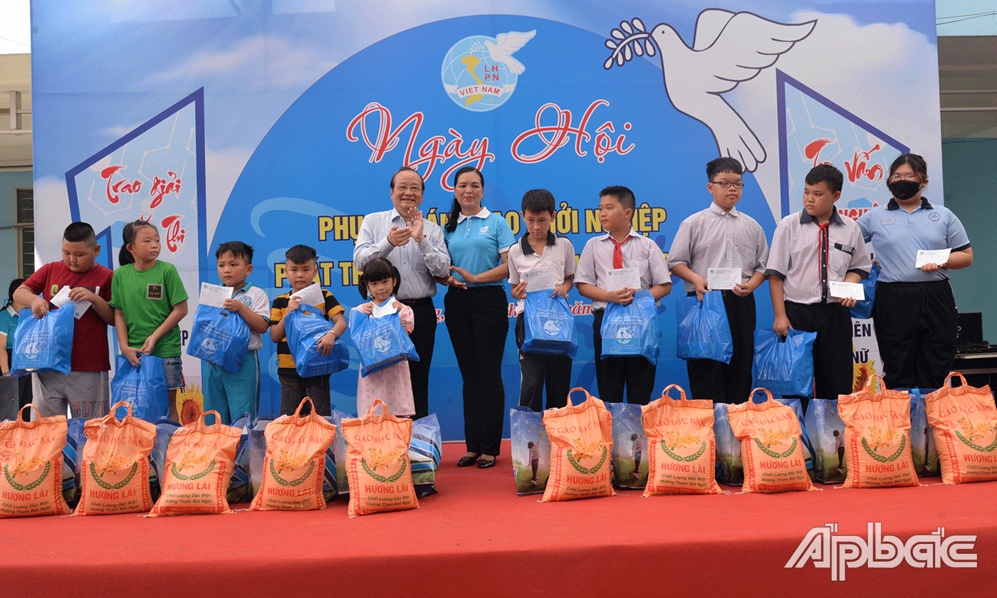 Trao quà cho hội viên phụ nữ, trẻ em có hoàn cảnh khó khăn.
