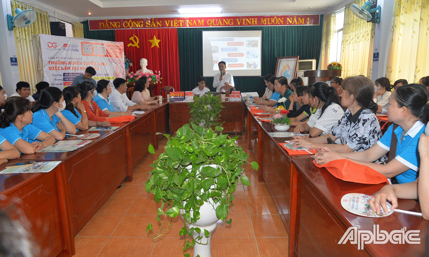 Tư vấn, giới thiệu việc làm cho phụ nữ.