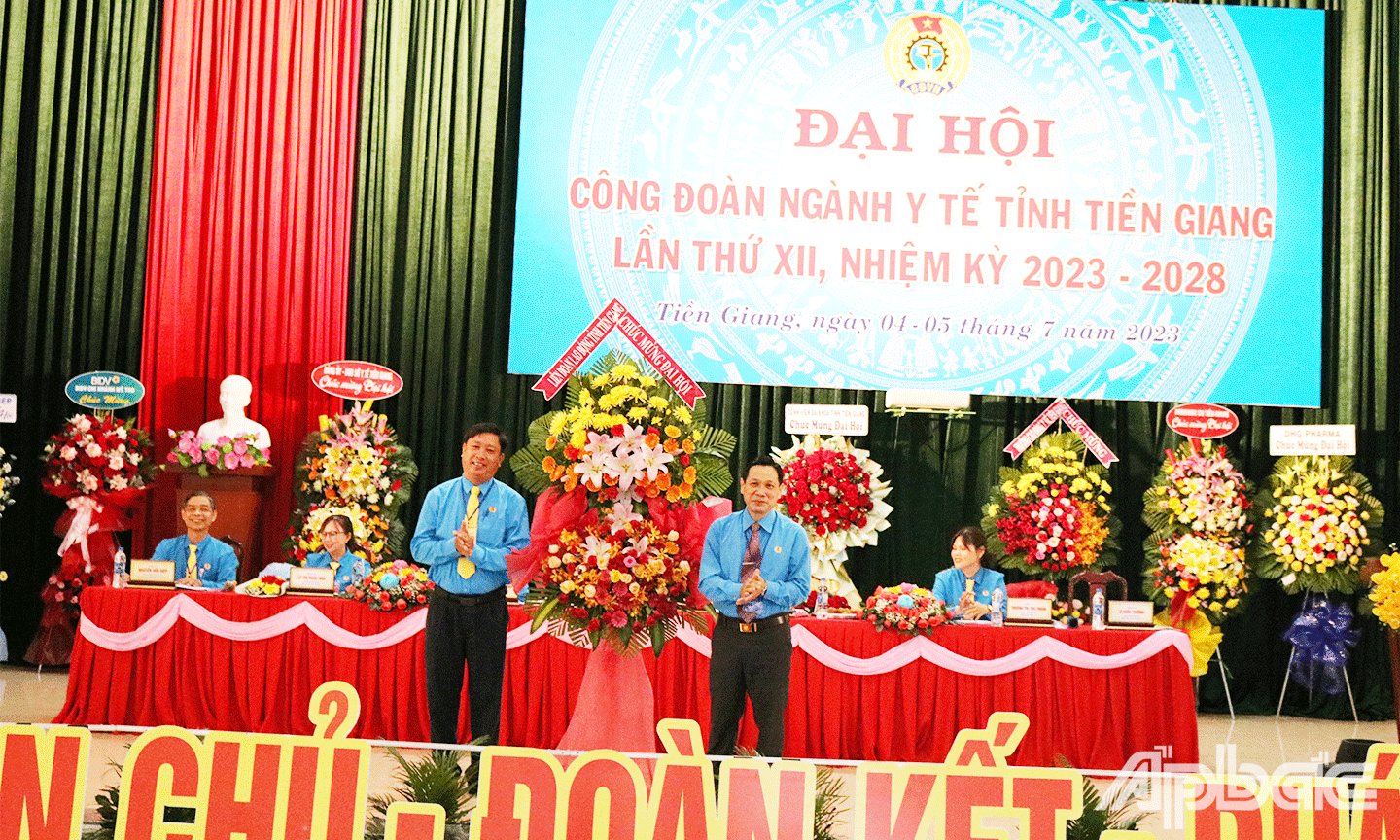 Chủ tịch Liên đoàn Lao động tỉnh Tiền Giang Lê Minh Hùng tặng hoa chúc mừng Đại hội