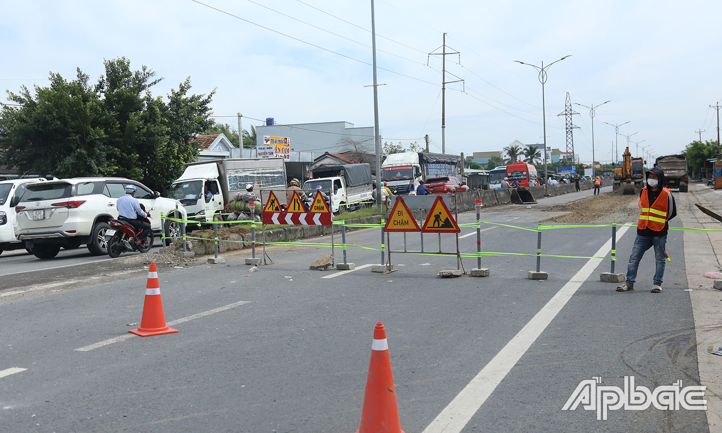Đơn vị thi công tiến hành rào chắn, cử người cảnh báo trên quốc lộ 1.