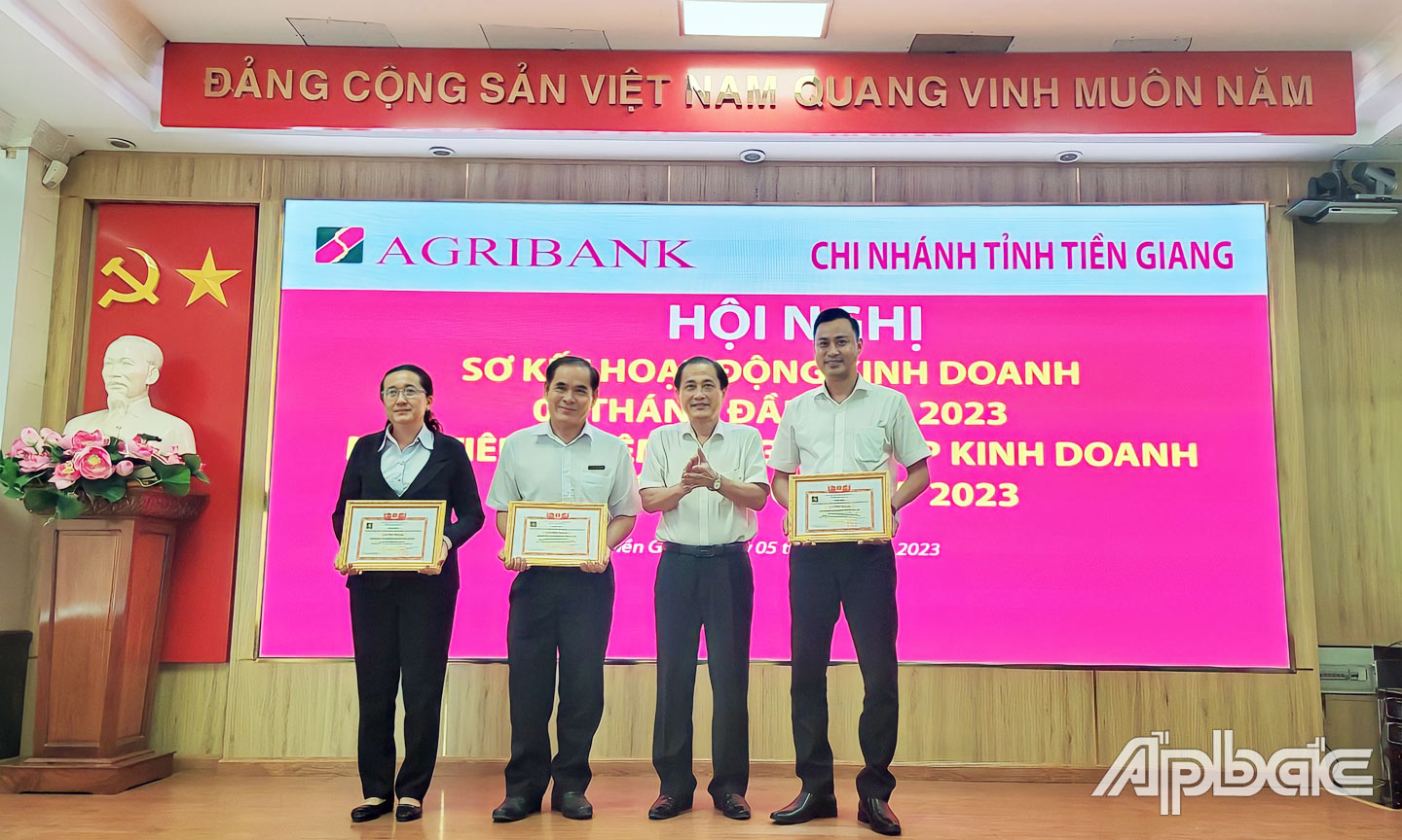 Ban Giám đốc Agribank Tiền Giang tuyên dương các chi nhánh đạt thành tích xuất sắc trong các phong trào thi đua.