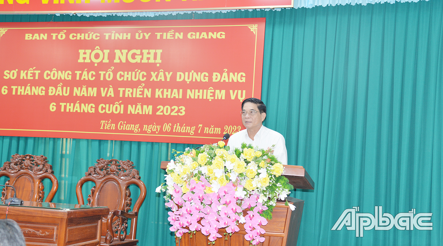 đồng chí Nguyễn Văn Nhã, Ủy viên Ban Thường vụ, Trưởng Ban tổ chức Tỉnh ủy chủ trì hội nghị