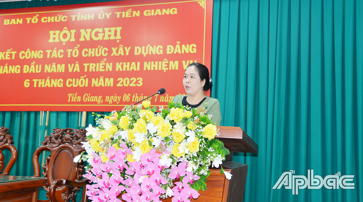Đồng chí Nguyễn Thị Lan, Tỉnh ủy viên, Phó Trưởng Ban Tổ chức Tỉnh ủy gợi ý những nội dung quan trọng cần tập trung hảo luận