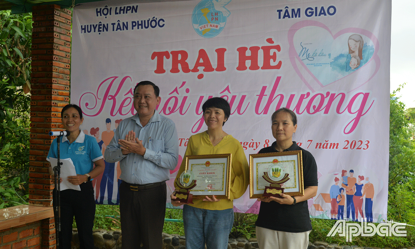 Trưởng Ban Dân vận Huyện uỷ Tân Phước Nguyễn Văn Minh trao quà lưu niệm cho nhà hảo tâm.