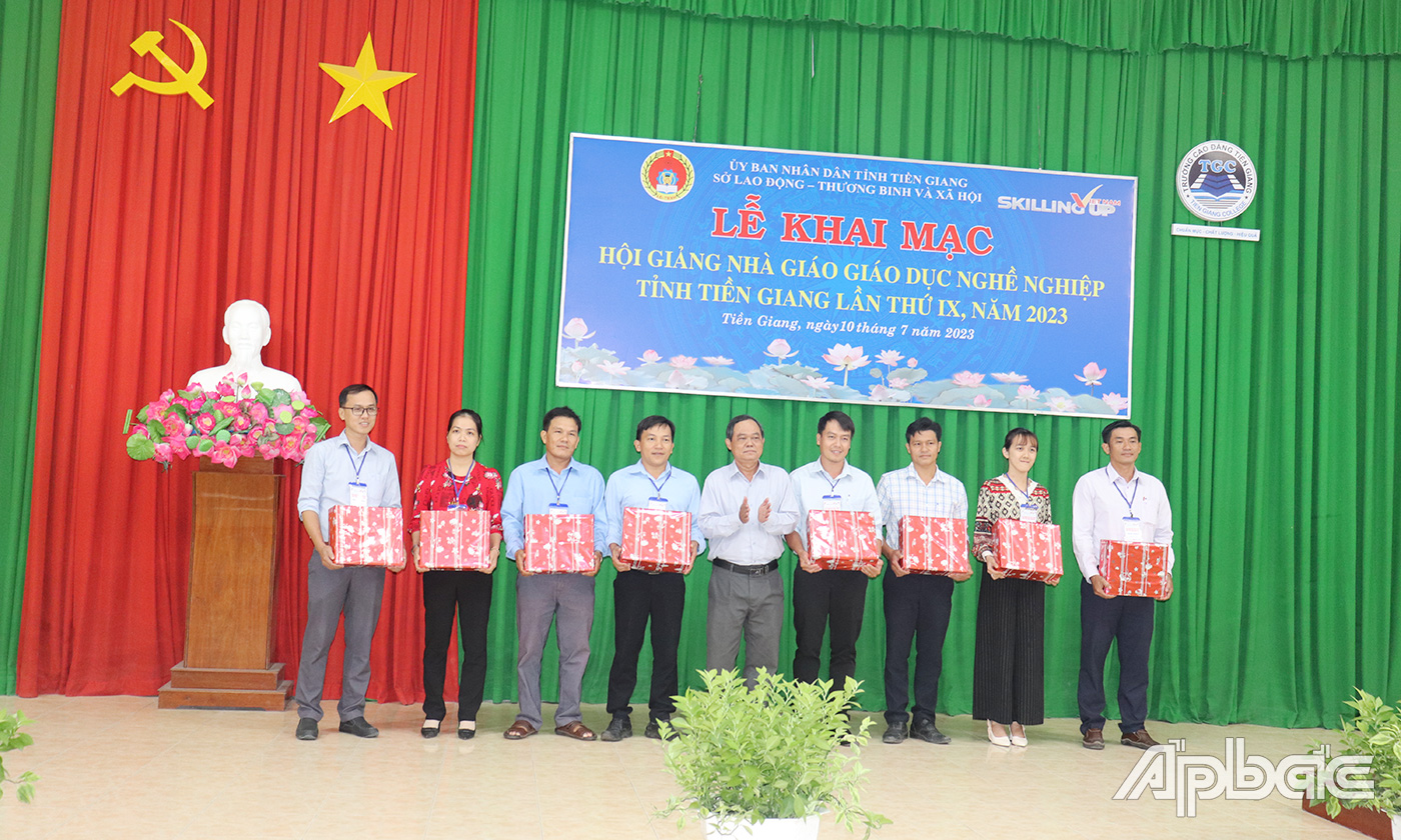 Các nhà giáo nhận quà lưu niệm tại Hội giảng lần thứ IX, năm 2023.