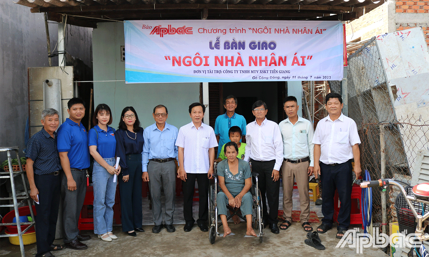 Lễ bàn giao nhà “Ngôi nhà nhân ái” cho bà Nguyễn Thị Bích Vân