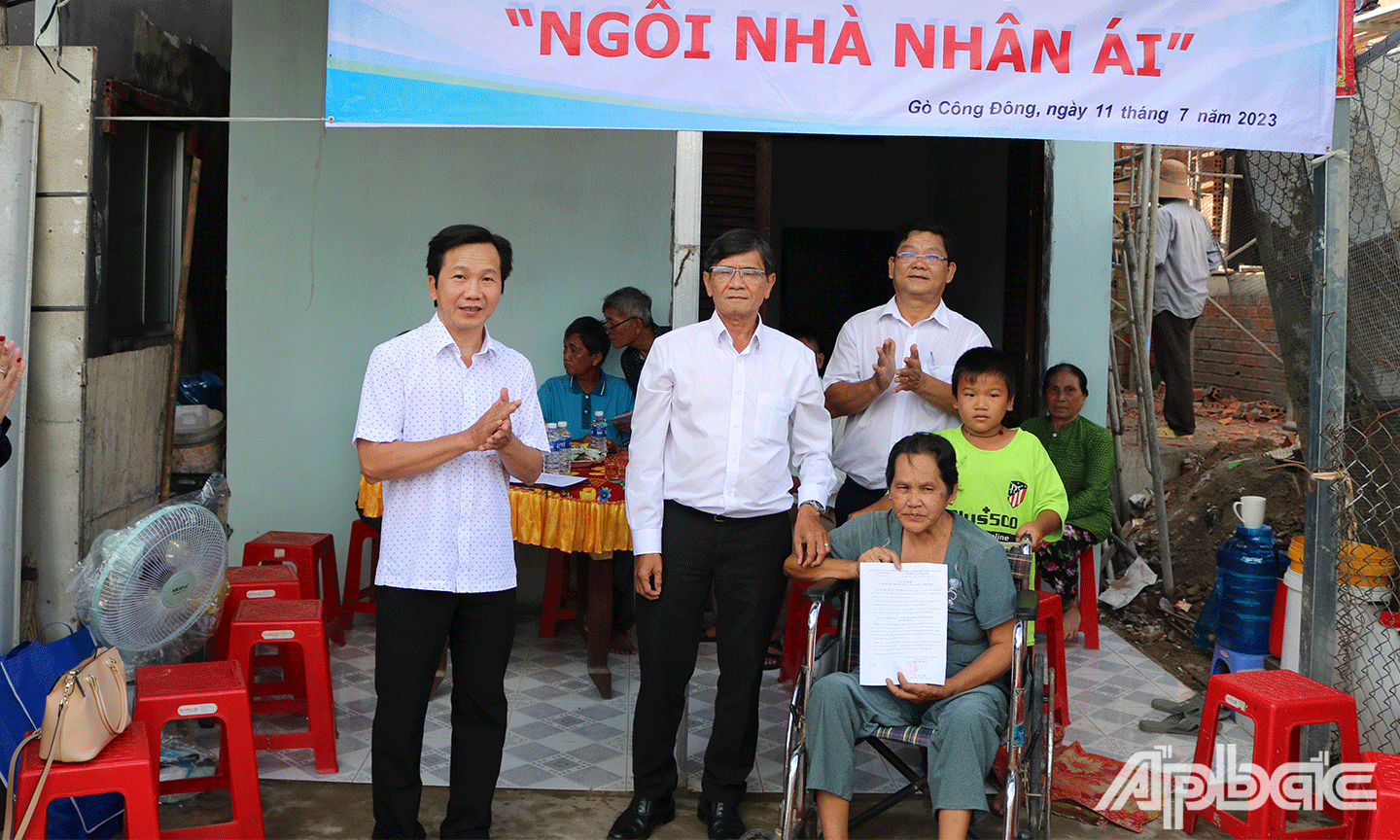Đại diện Công ty TNHH MTV xổ số kiến thiết Tiền Giang bàn giao Quyết định bàn giao 