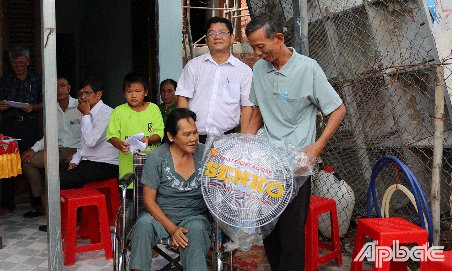 Chính quyền địa phương xã Bình Nghị trao các phần quà chúc mừng bà Vân có được ngôi nhà mới, khang trang