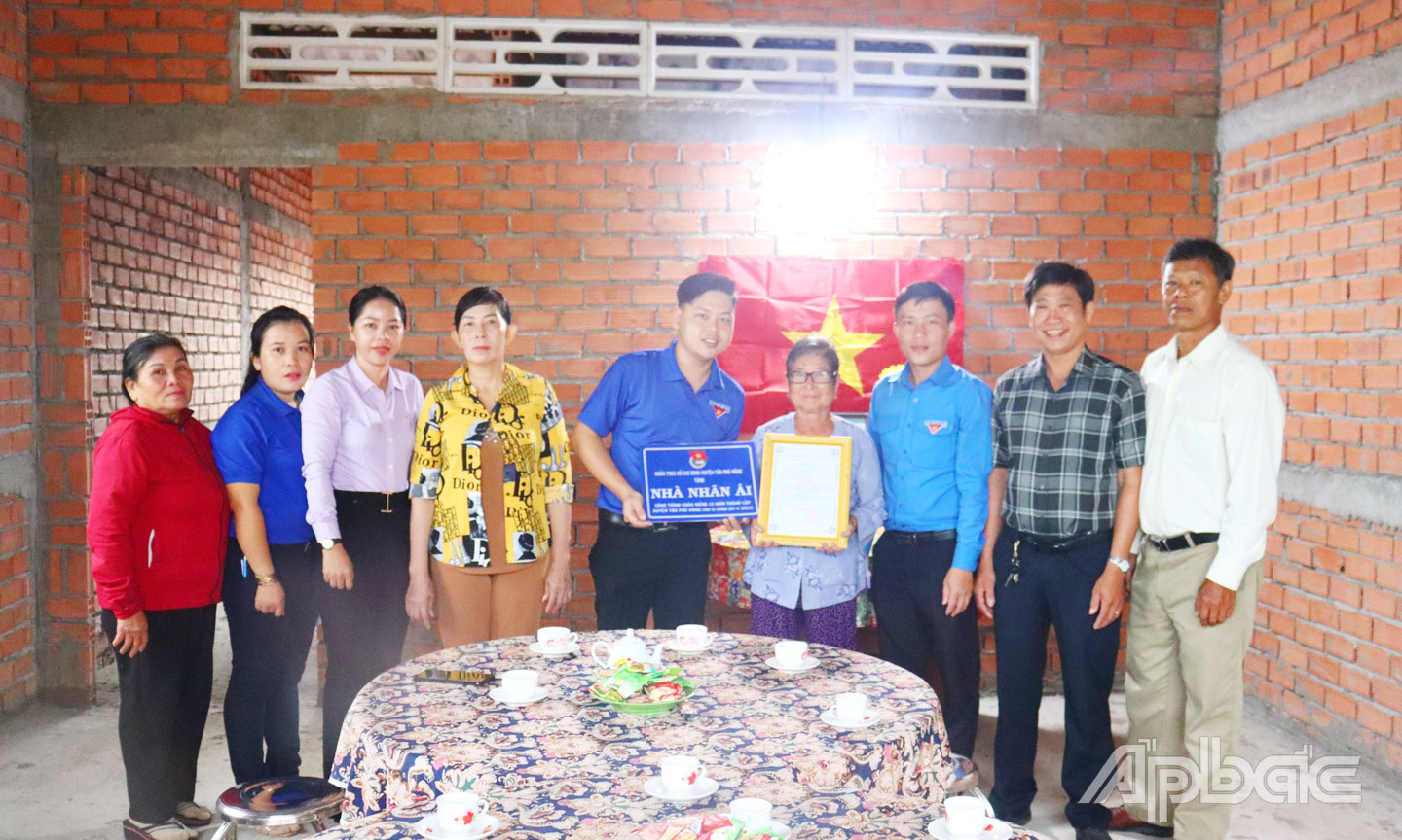 Huyện Đoàn bàn giao nhà nhân ái cho gia đình bà Phan Thị Ít tại xã Phú Đông, huyện Tân Phú Đông. 