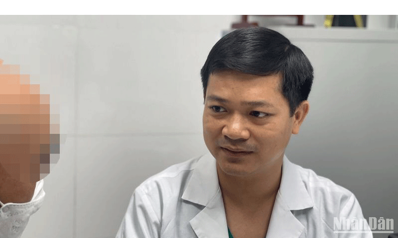Thạc sĩ, bác sĩ Nguyễn Đình Quân, Phó Trưởng Khoa Phẫu thuật tạo hình thẩm mỹ và phục hồi chức năng, Bệnh viện Da liễu Trung ương khám cho người bệnh.