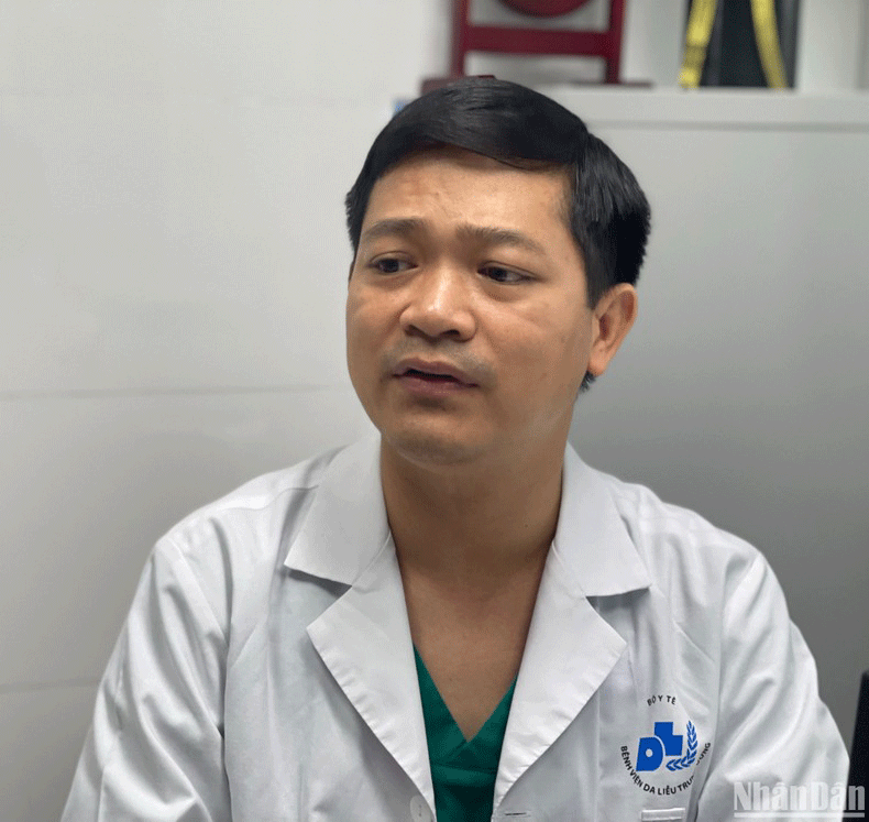 Bác sĩ Quân tư vấn cho người bệnh làm đẹp bằng tiêm filler.