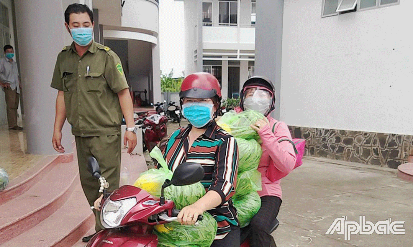 Hỗ trợ phụ nữ, trẻ em có hoàn cảnh khó khăn.