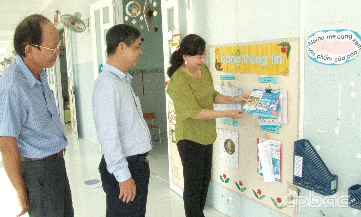 Đoàn đến ghi nhận tình hình phòng, chống bệnh TCM tại Trường Mầm non Ngũ Hiệp.