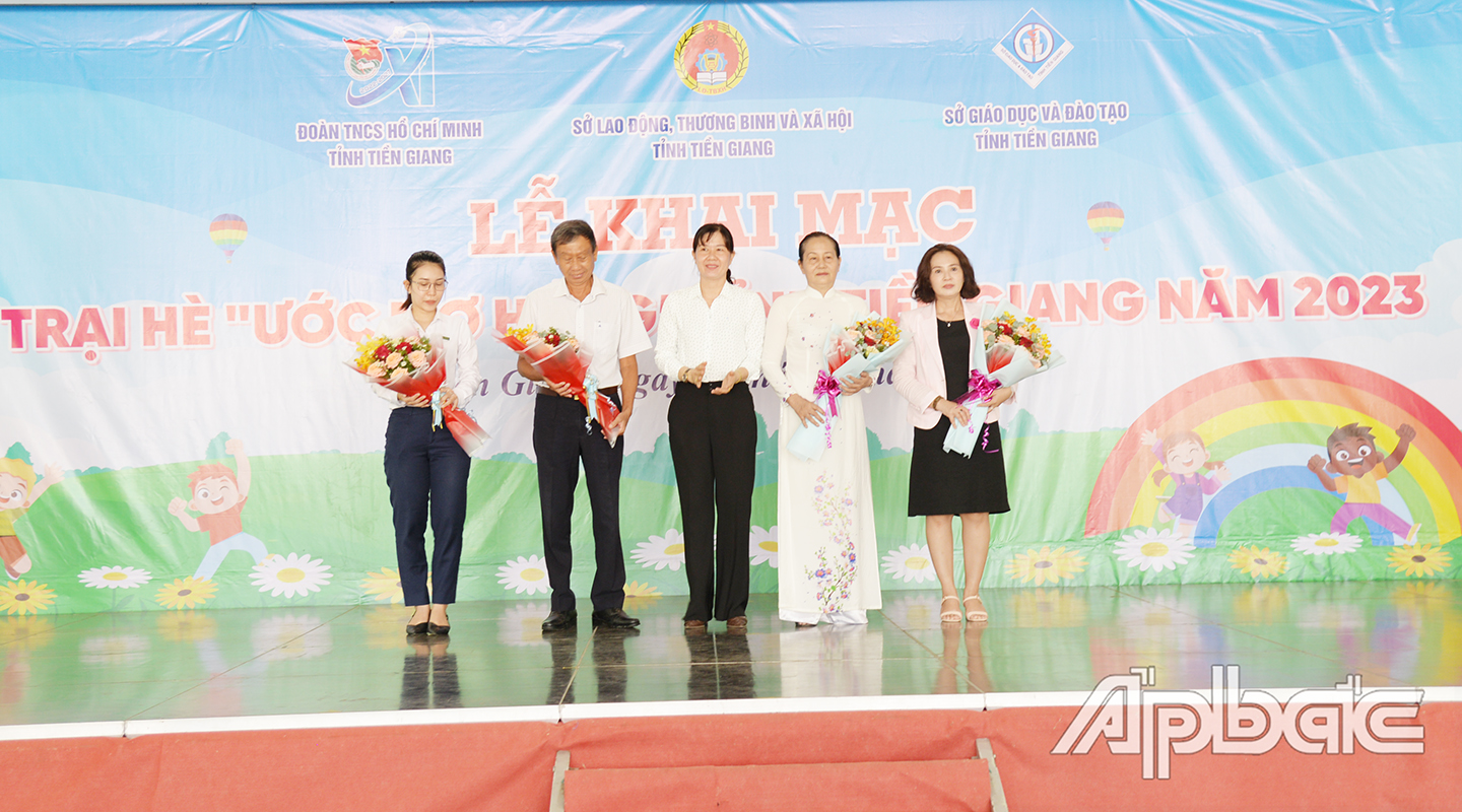 Đồng chí Nguyễn Thị Mỹ Nương, Phó Giám đốc Sở LĐ-TB&XH tặng hoa cho các Công ty, doanh nghiệp, nhà hảo tâm, cá nhân có nhiều đóng góp cho Quỹ Bảo trợ trẻ em và Trại hè năm 2023