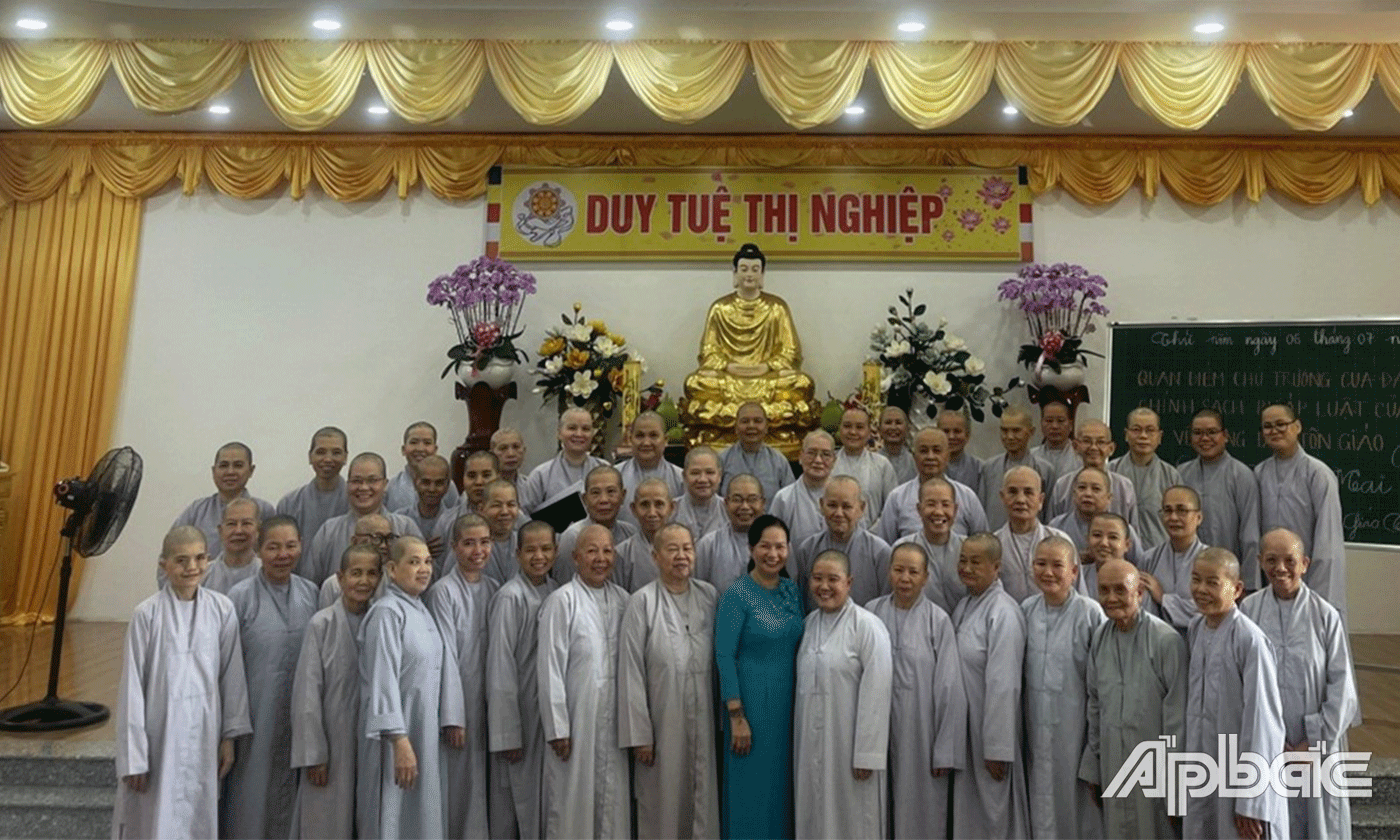 Bùi Thị Mai tuyên truyền pháp luật tại chùa Thiên Phước.