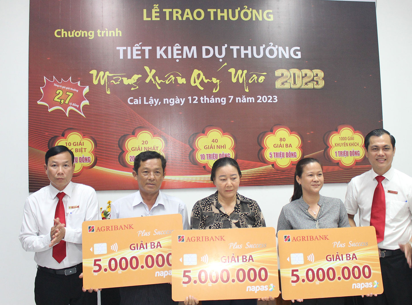 Ban Giám đốc Agribank huyện Cai Lậy trao thưởng cho khách hàng trùng thưởng giải Ba.