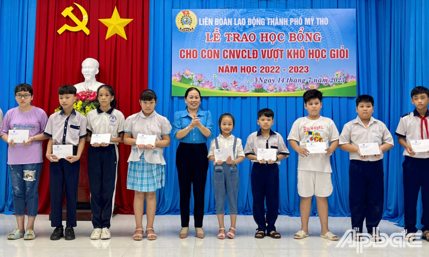 Phạm Thị Thu Hà Chủ tịch Liên đoàn Lao động TP. Mỹ Tho tặng học bổng trao học bổng cho con công nhân, viên chức, lao động có hoàn cảnh khó khăn, vượt khó học giỏi năm học 2022-2023. 