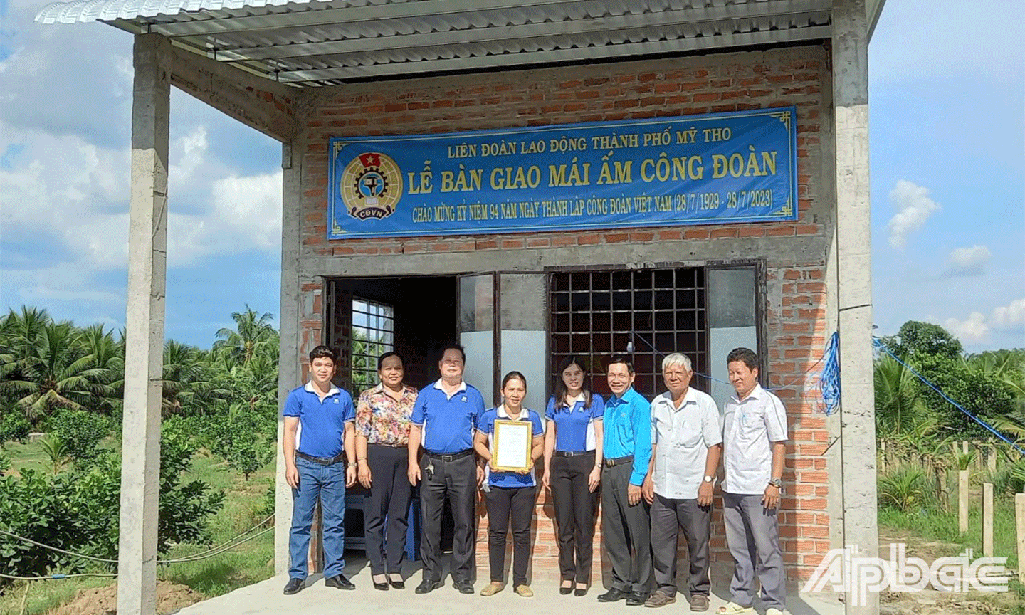 Gia đình chị Tho cùng đại biểu chụp ảnh lưu niệm bên ngôi nhà mái ấm Công đoàn
