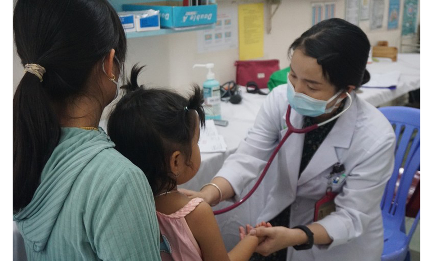 Bác sĩ Bệnh viện Nhi đồng 2 TP Hồ Chí Minh khám cho một trường hợp trẻ có dấu hiệu bệnh tay chân miệng. Ảnh: Lê Cầm
