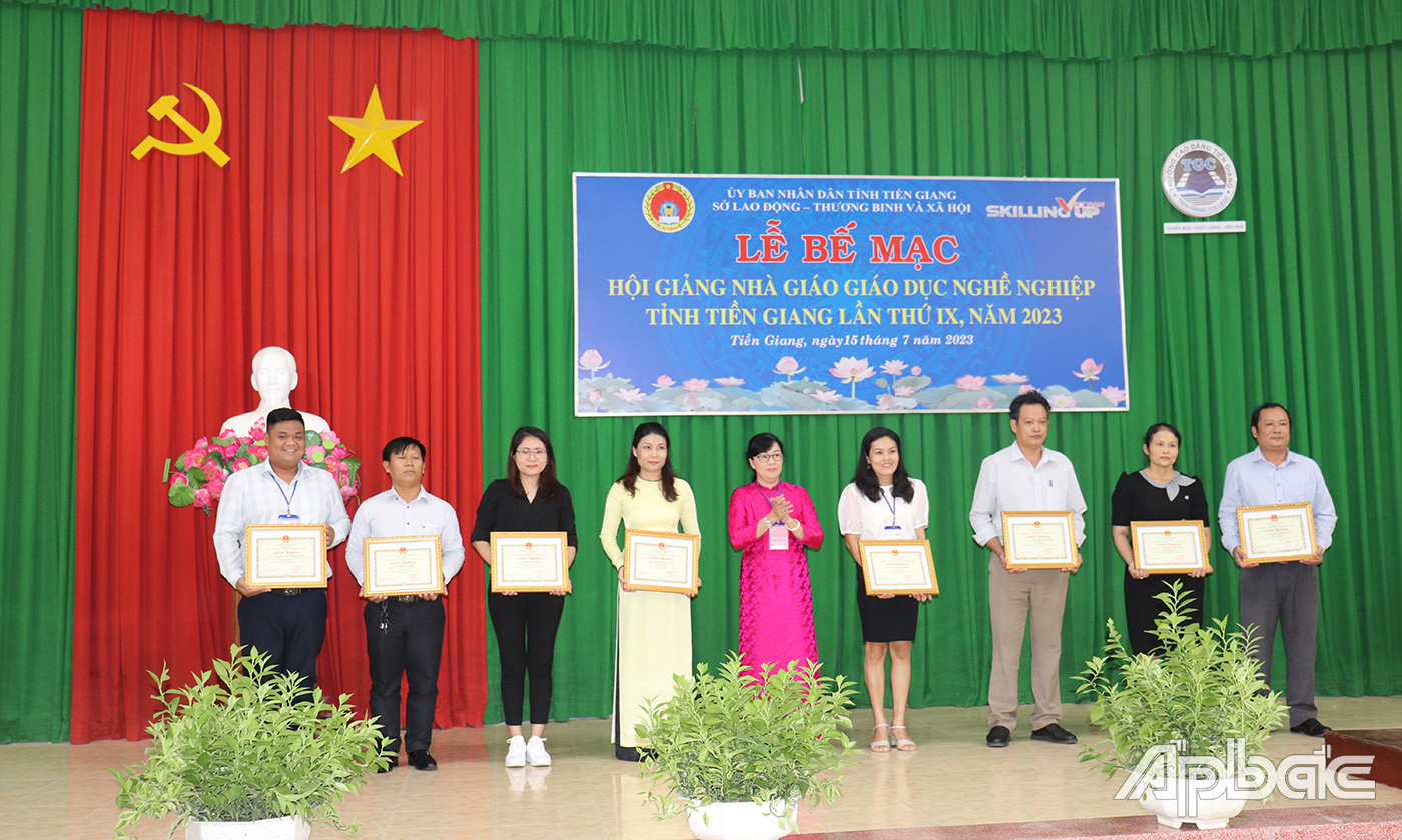 Ban Tổ chức trao 9 giải Nhì cho các thầy, cô giáo.