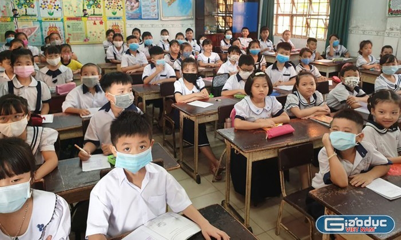Do thiếu trường, thiếu lớp, thiếu giáo viên nên sĩ số quá đông học sinh trong một lớp học (ảnh tư liệu, nguồn: Tạp chí điện tử Giáo dục Việt Nam)