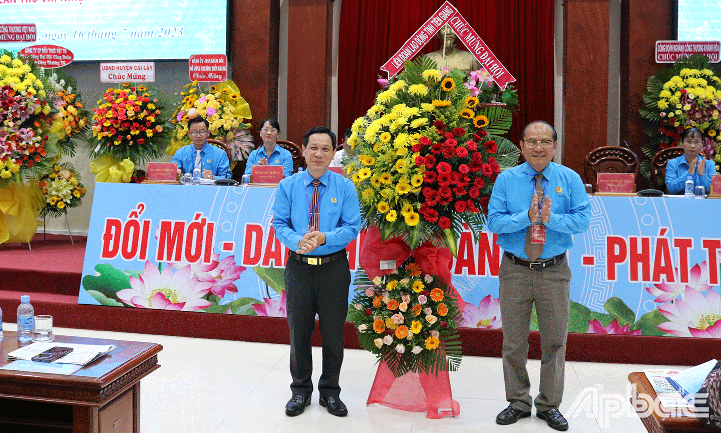 Đồng chí Lê Minh Hùng Chủ tịch Liên đoàn Lao động tỉnh Tiền Giang tặng hoa chúc mừng Đại hội