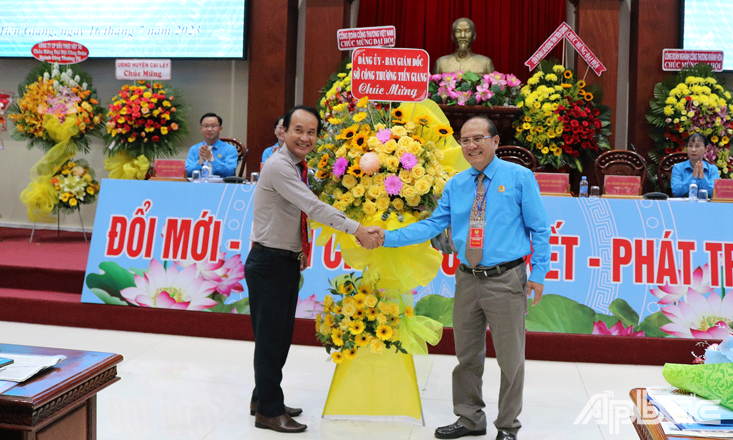 Đồng chí Lưu Văn Phi Giám đốc Sở Công thương tặng hoa chúc mừng Đại hội