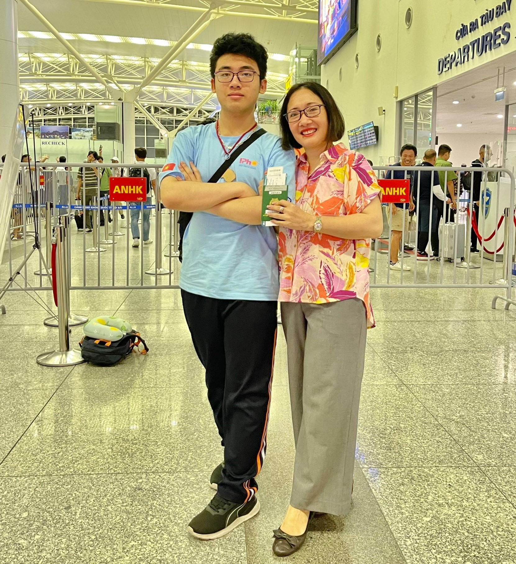 Chị Đỗ Mai Hòa và con trai Võ Hoàng Hải trước khi xuất quân tham dự kỳ thi Olympic Vật lý quốc tế năm 2023.