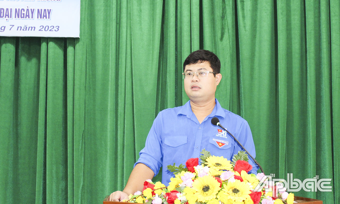 Chủ nhiệm CLB Lý luận trẻ Võ Nguyễn Nam Anh chủ trì buổi sinh hoạt.