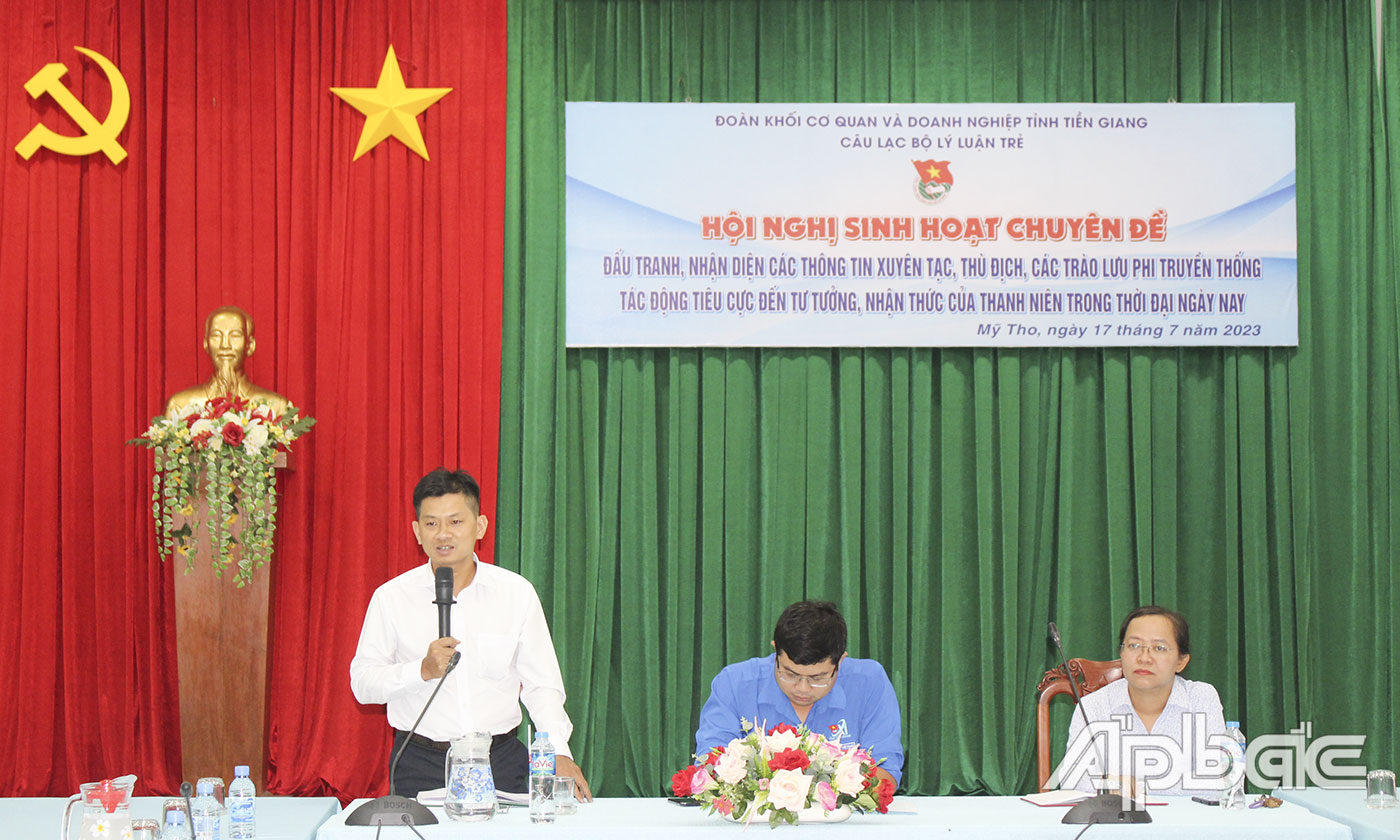 Trần Văn Cường, Giảng viên chính khoa Xây dựng Đảng Trường chính trị tỉnh phát biểu tại buổi sinh hoạt.