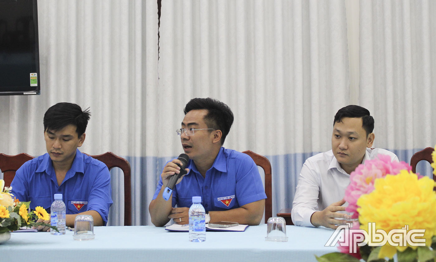 Đại diện các Chi đoàn cơ sở trực thuộc Đoàn Khối, thành viên Câu lạc bộ Lý luận trẻ tham gia phát biểu tham luận.