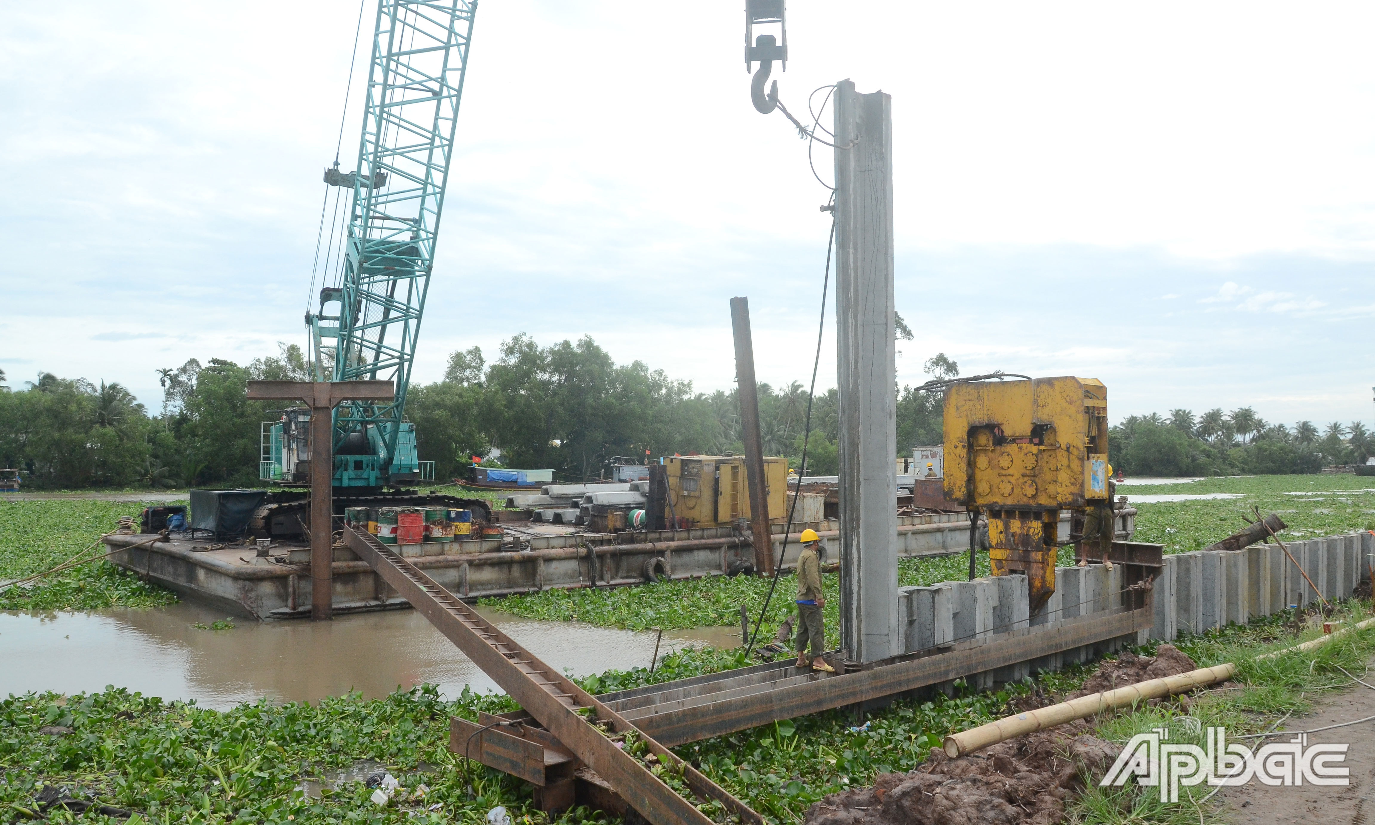 Ticco đang tập trung nhân, vật lực thi công kè chống sạt lở tại đầu Vàm Kỳ Hôn để đảm bảo tiến độ.