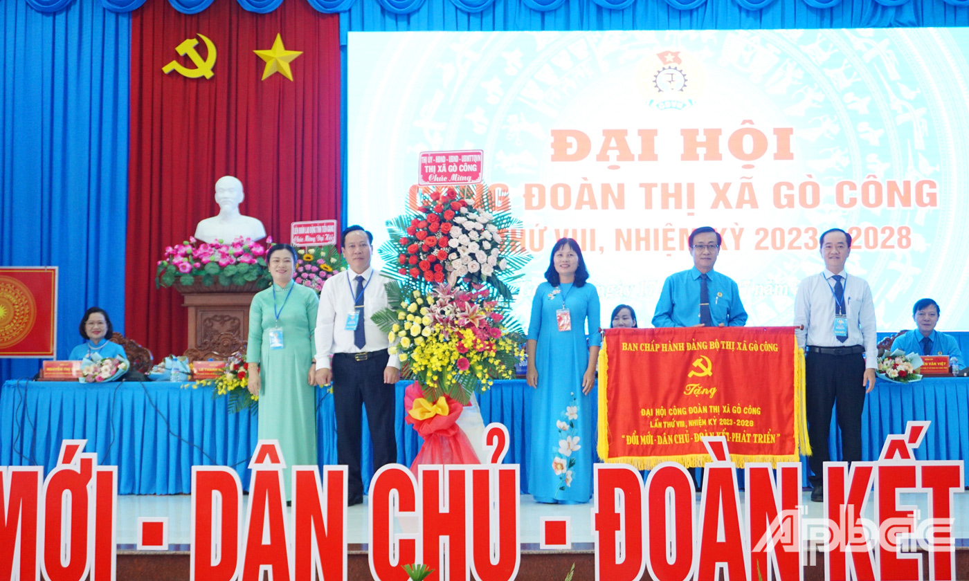 Đồng chí Nguyễn Kiên Cường và đồng chí Giản Bá Huỳnh trao tặng Bức trướng cho công nhân, viên chức và người lao động thị xã và trao tặng hoa chúc mừng Đại hội