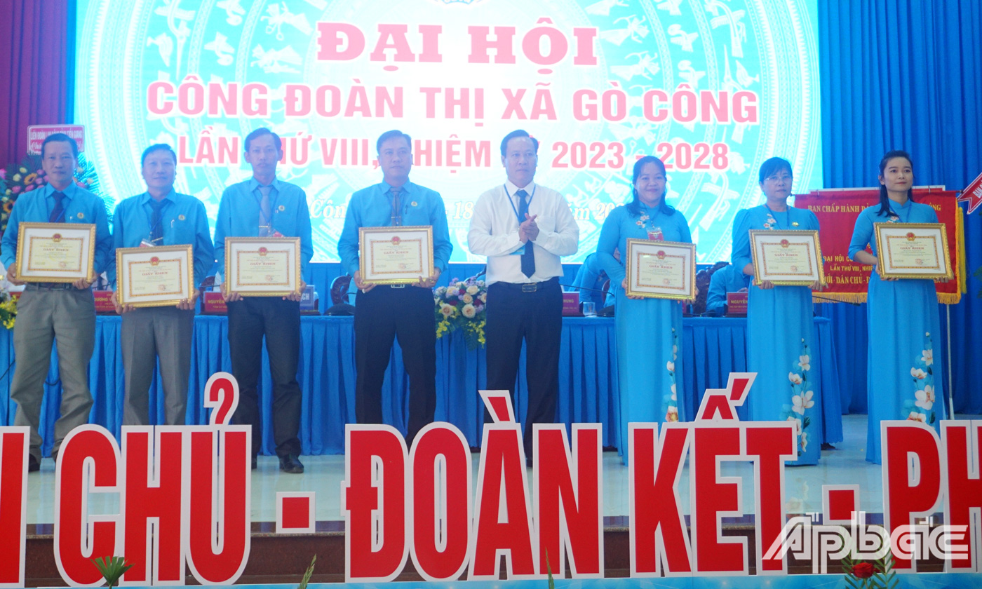 UBND thị xã Gò Công trao kỷ niệm chương và khen thưởng cho các cá nhân, tập thể có nhiều thành tích trong phong trào thi đua “Lao động giỏi, lao động sáng tạo” trong nhiệm kỳ 2017 – 2022.