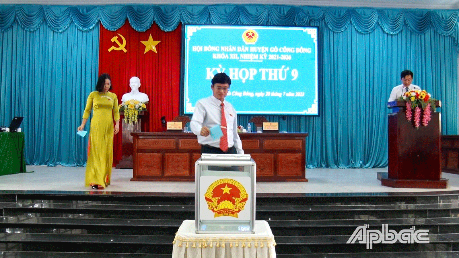 Đại biểu bỏ phiếu bầu bổ sung Ủy viên UBND huyện nhiệm kỳ 2021-2026 