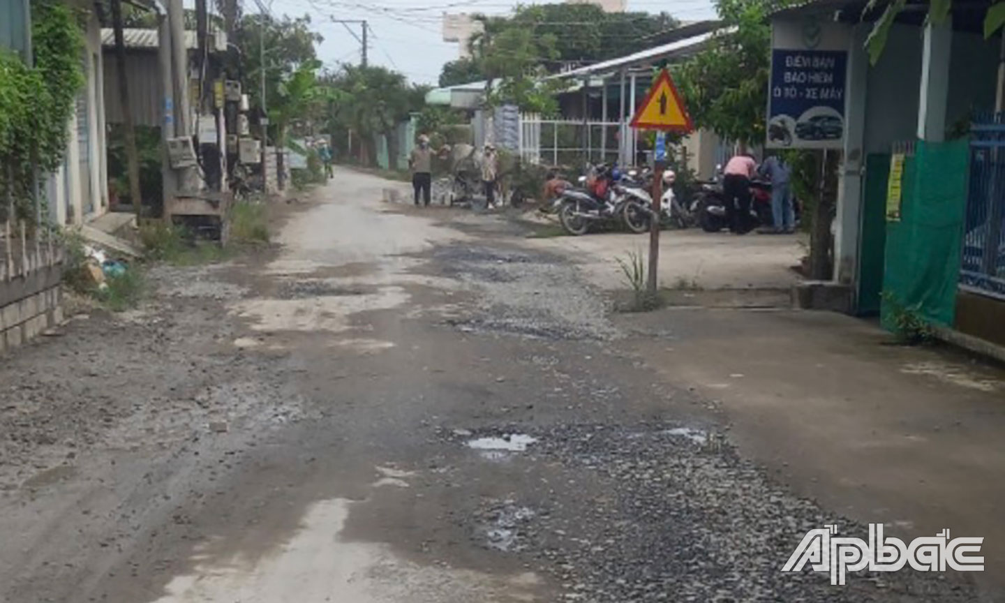 Đoạn đường thường xuyên ngập nước, ổ gà chưa thể thi công.