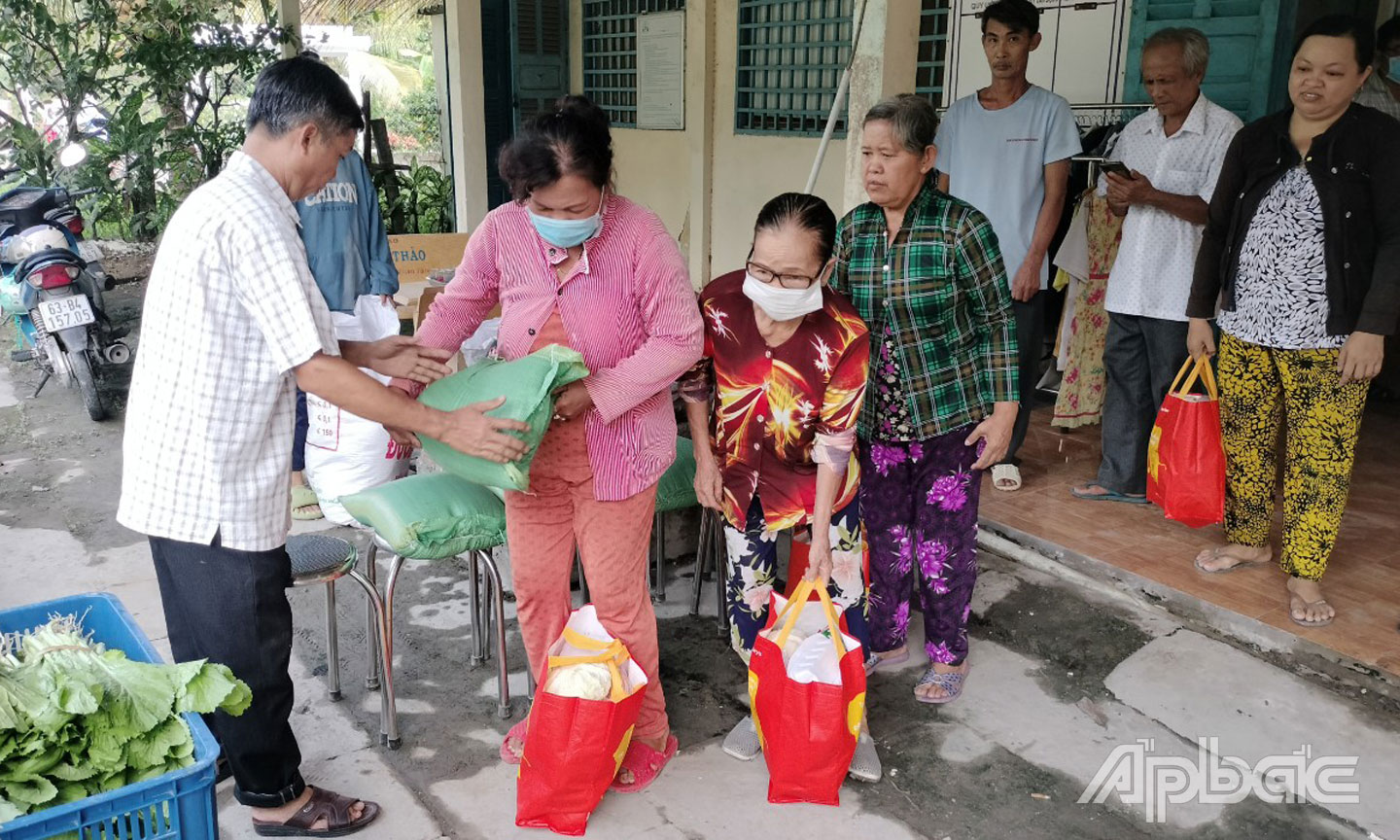 Gian hàng phiên chợ “0 đồng” thường xuyên được Hội Liên hiệp Phụ nữ xã Phú Kiết tổ chức để  hỗ trợ, giúp đỡ những hoàn cảnh khó khăn.