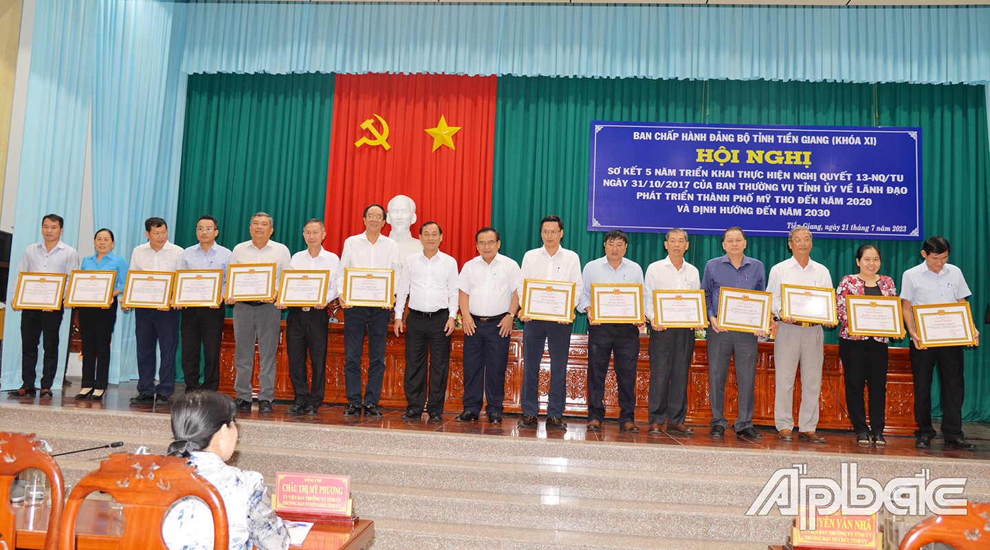 Đồng chí Võ Văn Bình, Phó Bí thư Thường trực Tỉnh ủy, Chủ tịch HĐND tỉnh; Nguyễn Văn Vĩnh, Phó Bí thư Tỉnh ủy, Chủ tịch UBND tỉnh trao Bằng khen của Ban Thường vụ Tỉnh ủy cho 14 tập thể có thành tích xuất sắc trong 5 năm thực hiện Nghị quyết 13.