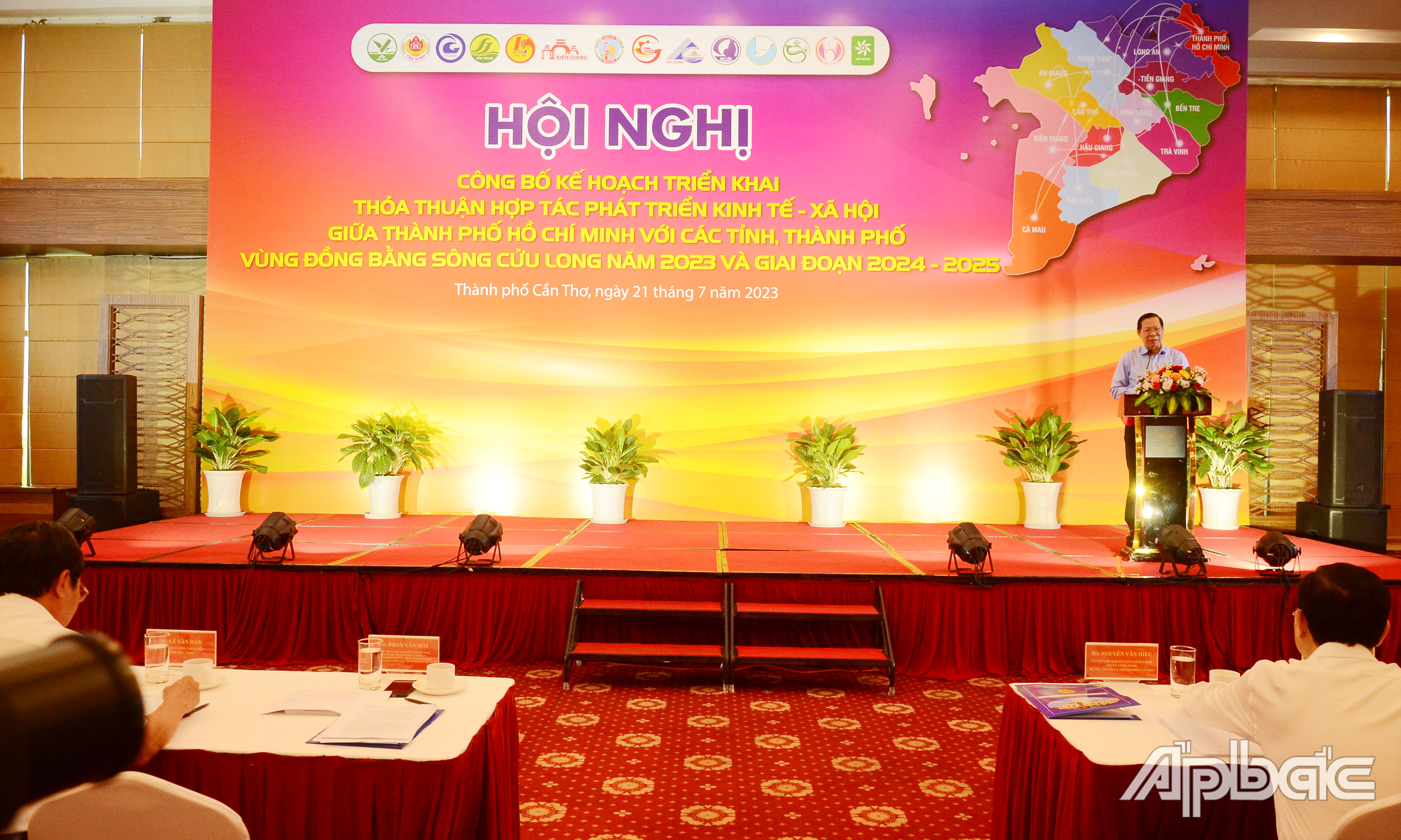 Quanh cảnh hội nghị.