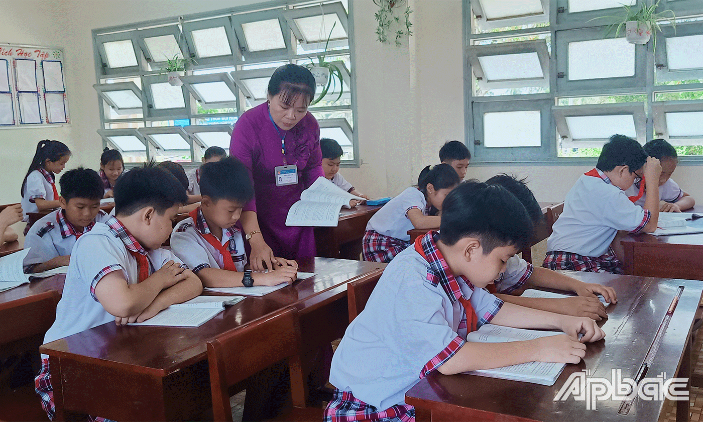 Cô Phan Thị Linh hết lòng vì học sinh thân yêu.