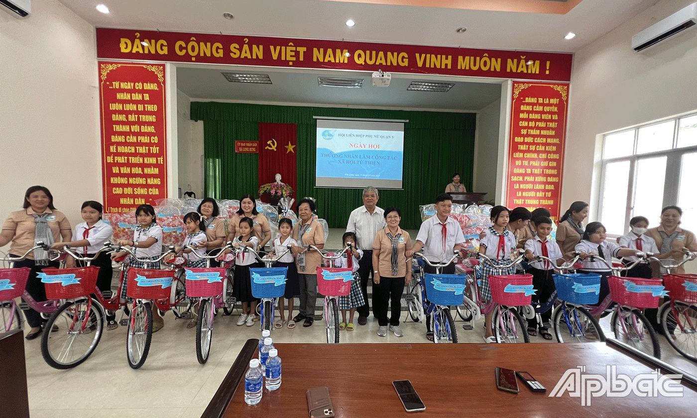 Trao xe đạp cho học sinh.