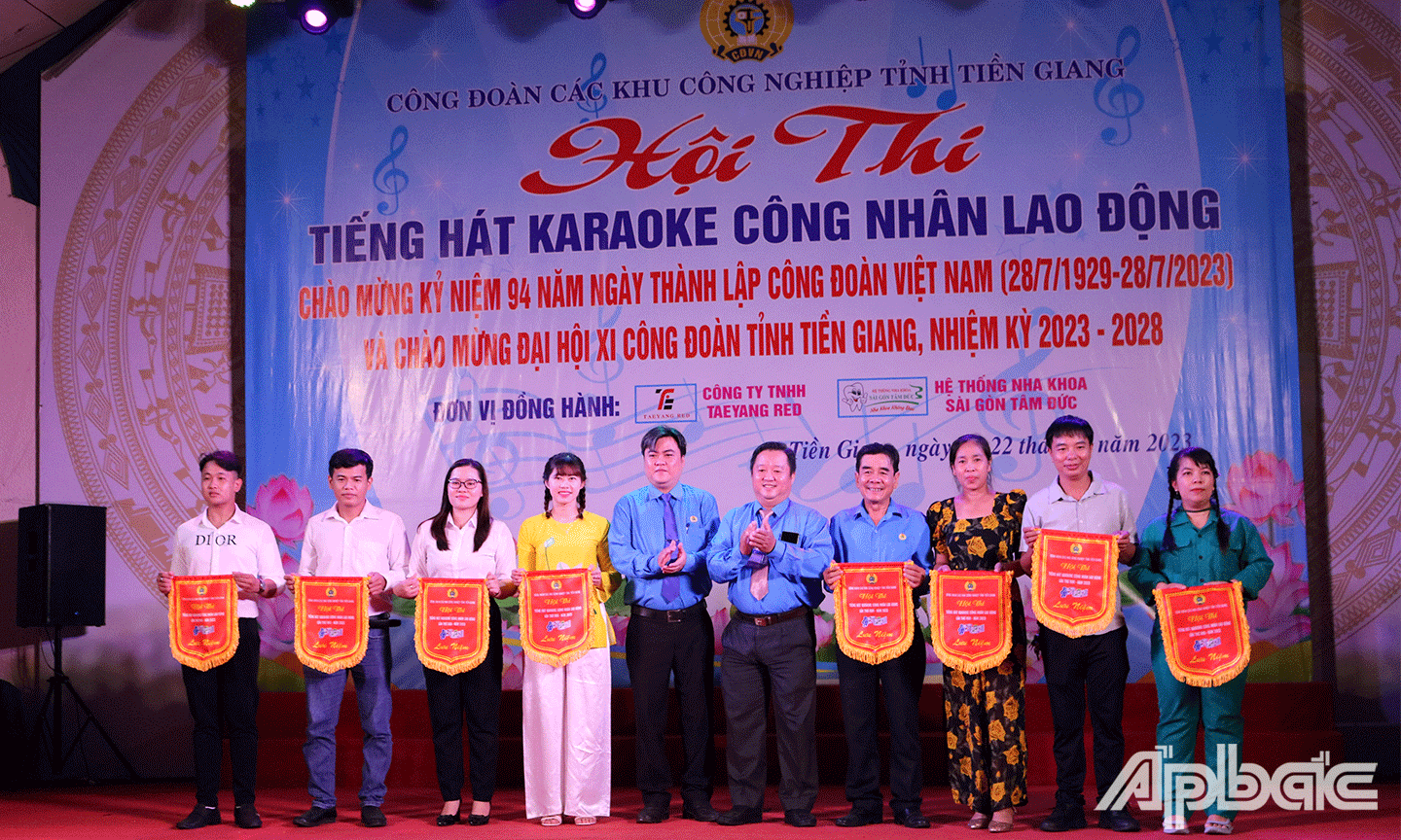Các đội dự thi nhận Cờ lưu niệm từ Ban tổ chức