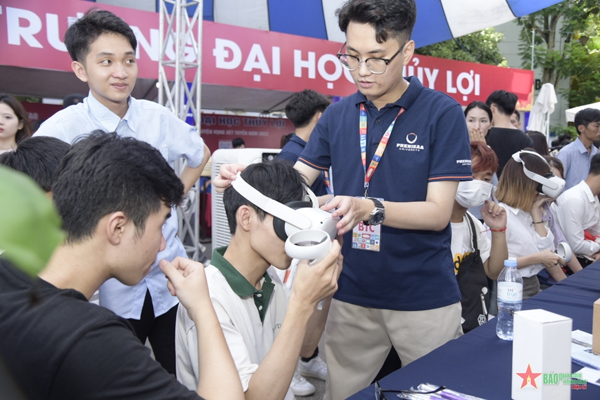 Thí sinh trải nghiệm những mô hình ảo tại một số gian tư vấn.