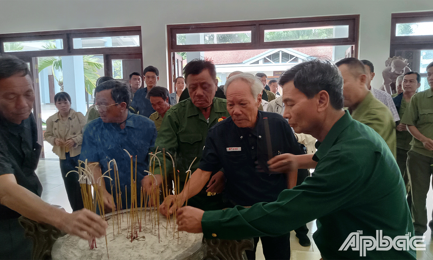 Đoàn tổ chức dâng hoa, dâng hương tại Nhà tưởng niệm của khu di tích Trung ương Cục miền Nam