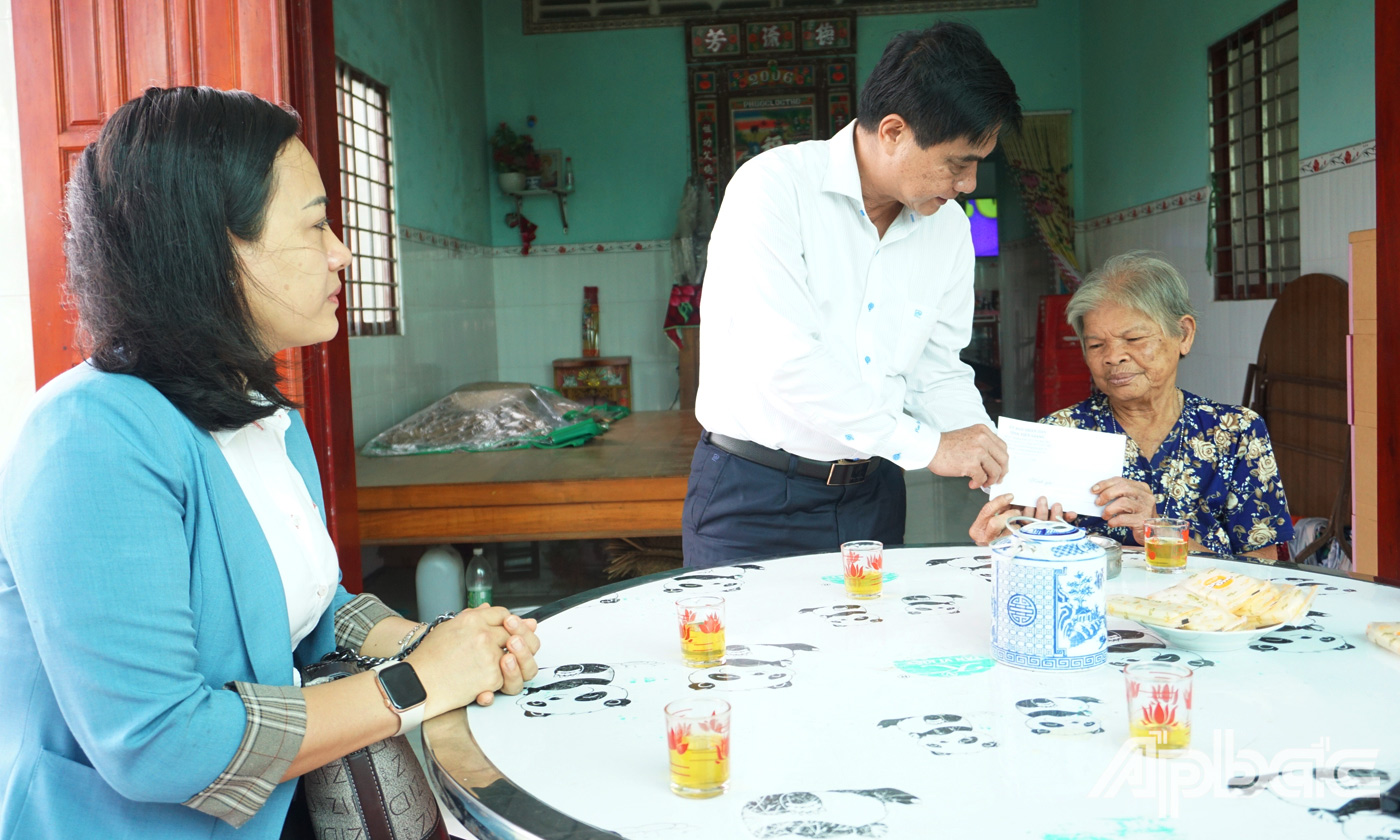 Đoàn đến thăm, tặng quà cho bà Phạm Thị Ơn (vợ liệt sĩ) ngụ ấp Phú Nhuận, xã Phú Mỹ