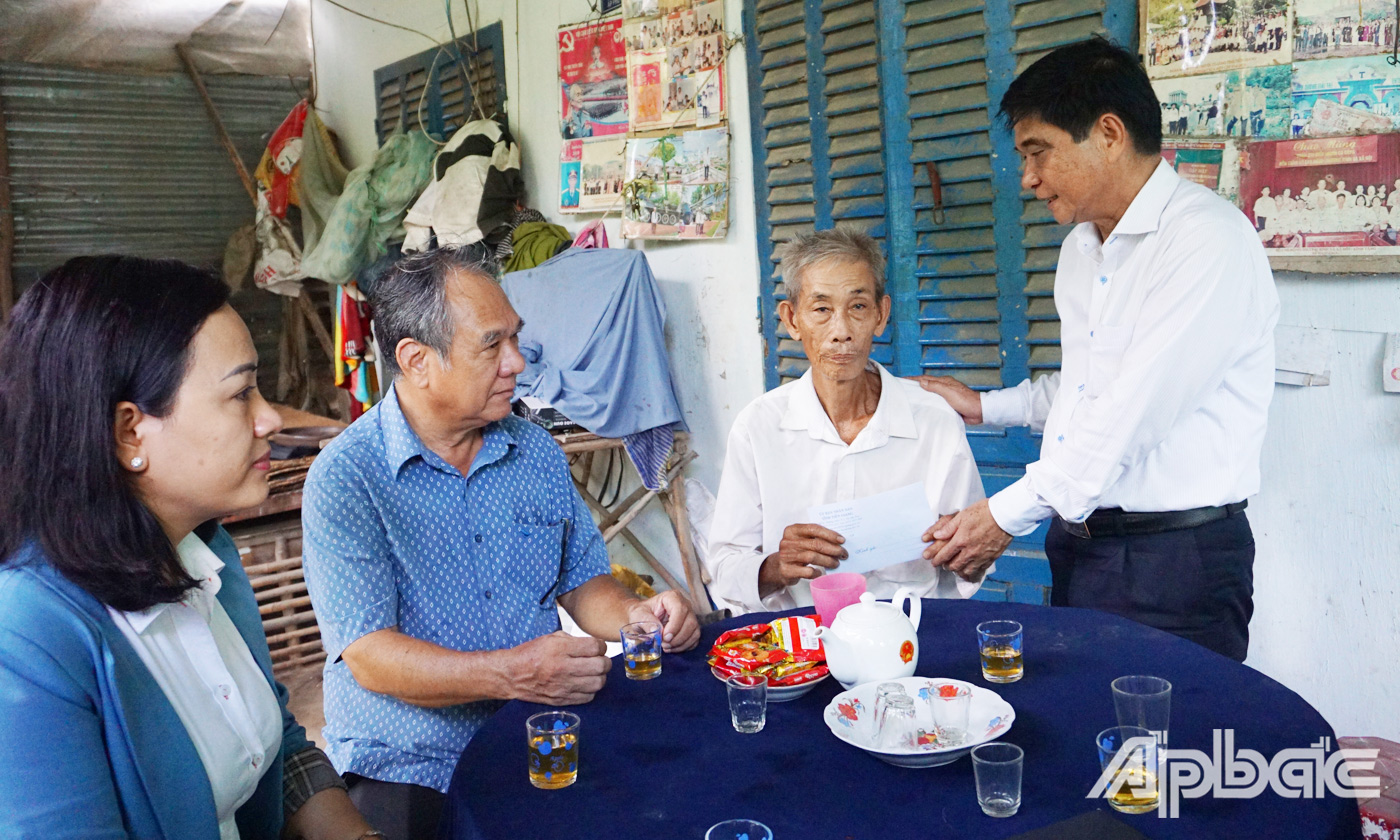 Đoàn đến thăm, tặng quà cho ông Lê Văn Vẹn (Thương binh), ngụ ấp Phú Xuân, xã Phú Mỹ
