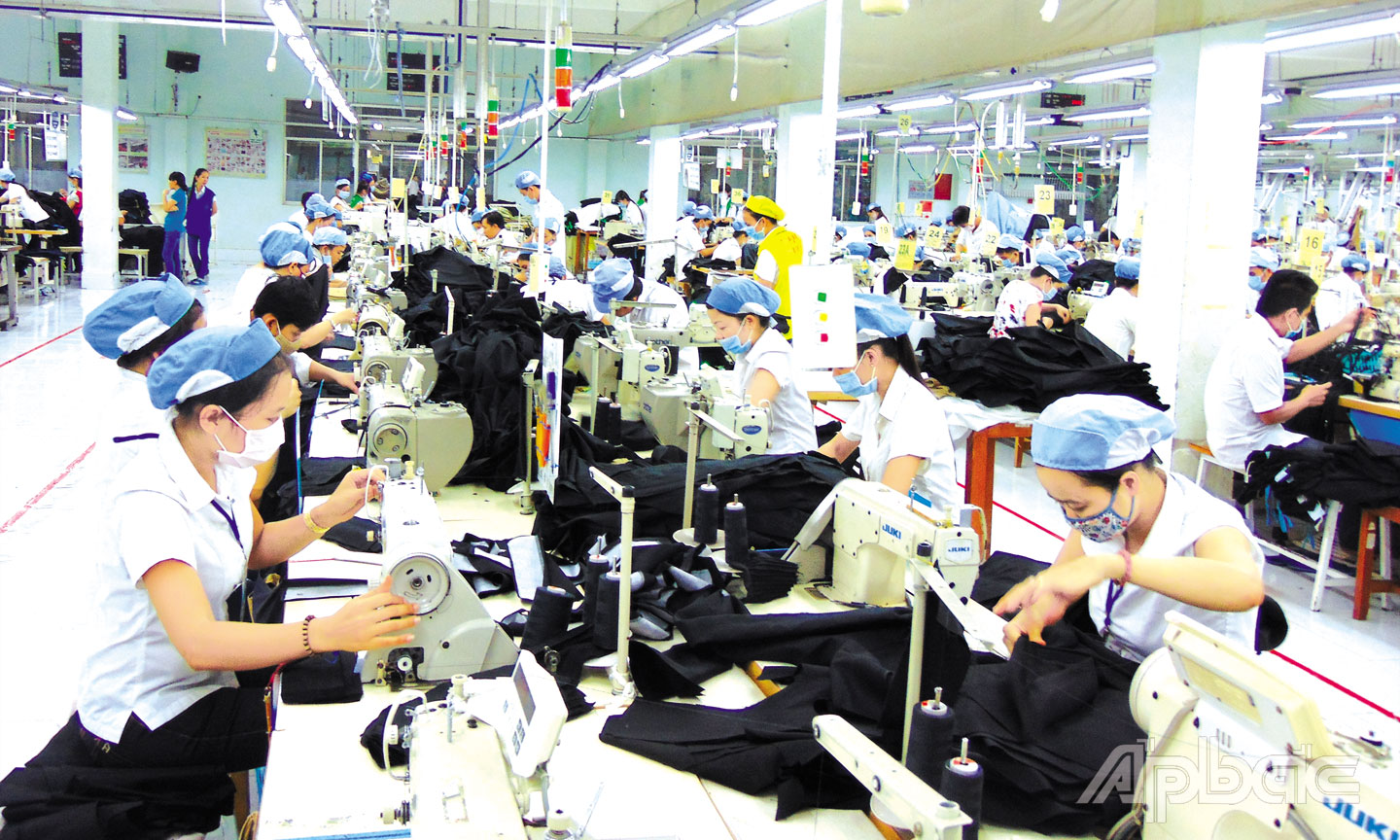Lao động nữ ngày càng được cải thiện về điều kiện làm việc. (Ảnh: công nhân đang làm việc tại Công ty cổ phần May  Việt Tân, TX. Cai Lậy).                                                                                                                                                                                                      Ảnh: H.NGHỊ