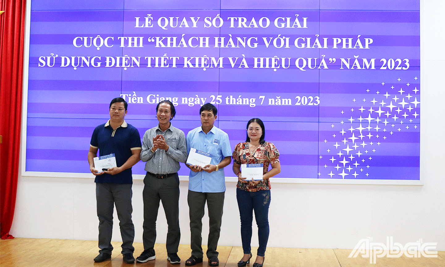 Khách hàng đạt giải Ba nhận giải thưởng