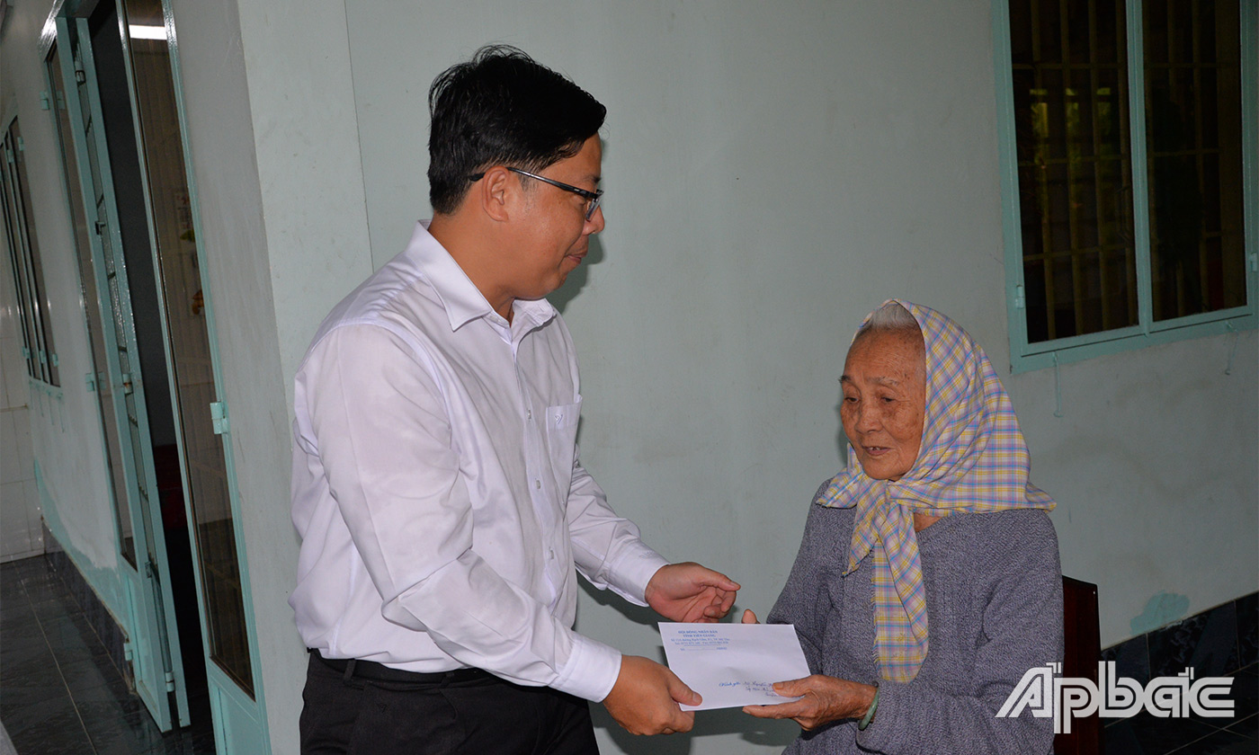 Đồng chí Trần Thanh Nguyên cùng các thành viên trong đoàn đến thăm hỏi sức khỏe, tặng quà Mẹ Việt Nam anh hùng Nguyễn Thị Thơm, tại ấp Hòa Thạnh, xã Bình Tân, huyện Gò Công Tây